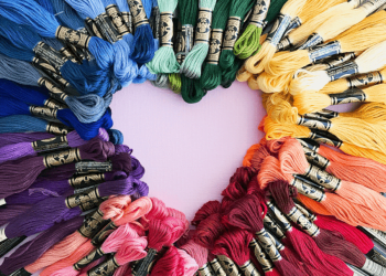 Renkli iplikler ve kalp formu