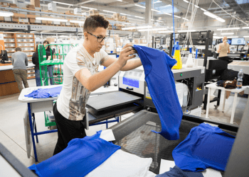 Üretim hattında çalışan ekip